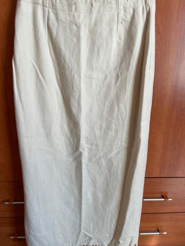 Falda larga beige con flecos