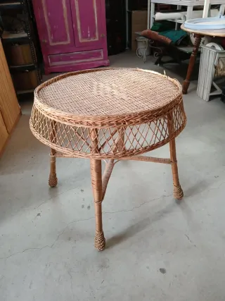 Mesa redonda de mimbre