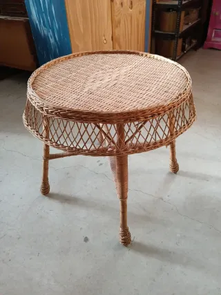 Mesa redonda de mimbre