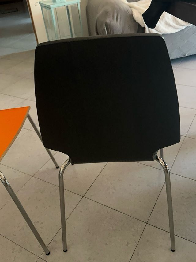 Sedie Arancioni e moka.