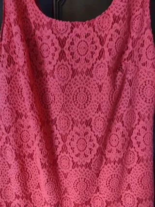 Vestido de fiesta rosa con volantes