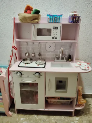 Cocina de madera infantil rosa con asesoríos 