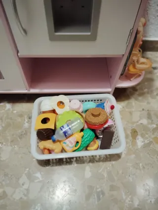 Cocina de madera infantil rosa con asesoríos 