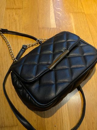 Bolso negro acolchado con cadena