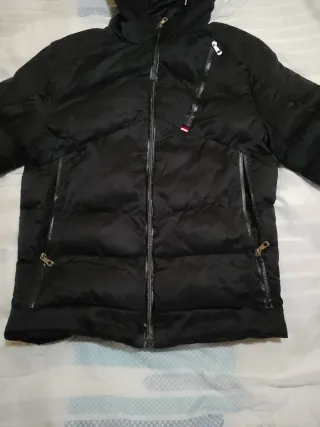 Chaqueta acolchada negra con capucha