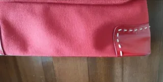 Bolso rojo de mano