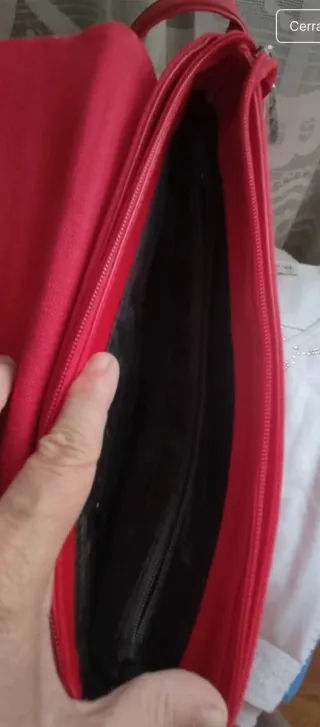 Bolso rojo de mano