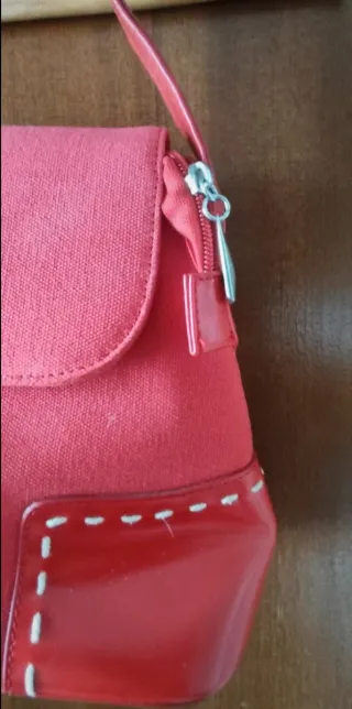 Bolso rojo de mano