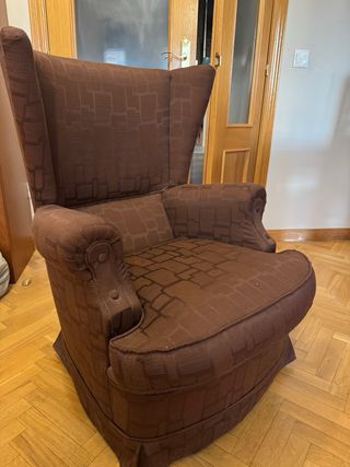 Butaca de tela marrón chocolate, muy cómoda