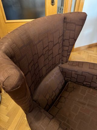 Butaca de tela marrón chocolate, muy cómoda