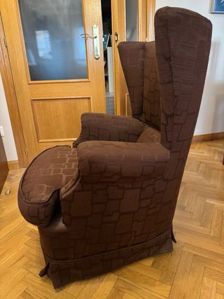 Butaca de tela marrón chocolate, muy cómoda