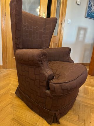 Butaca de tela marrón chocolate, muy cómoda