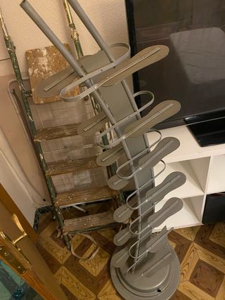 Zapatero metálico gris