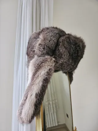 Gorra de piel marrón y gris