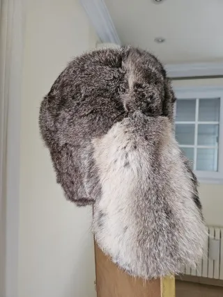 Gorra de piel marrón y gris