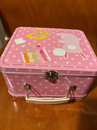Caja metálica y vajilla infantil