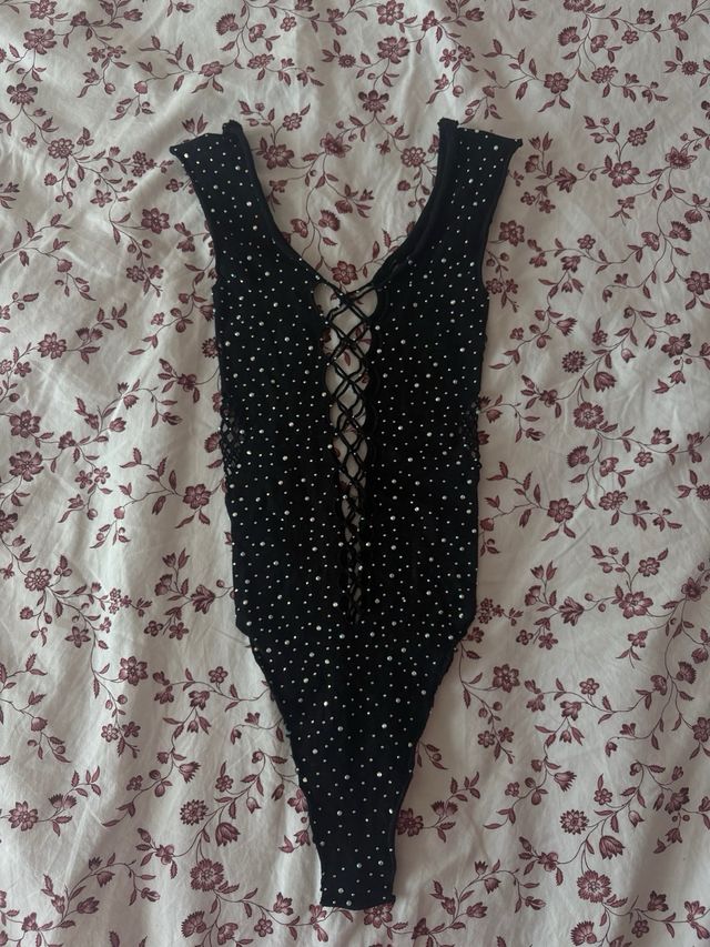 Body negro con brillos y cordones