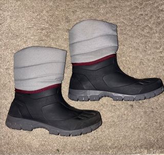 Botas de nieve impermeables grises y negras