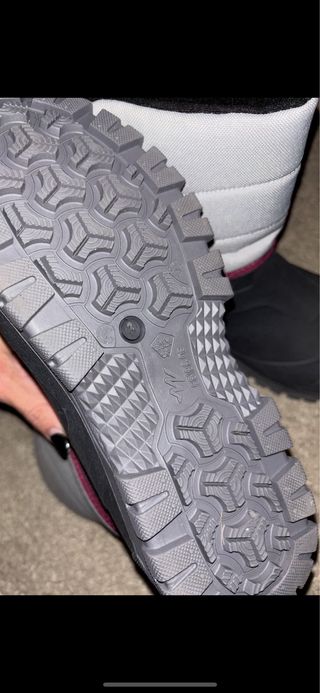 Botas de nieve impermeables grises y negras