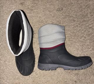 Botas de nieve impermeables grises y negras