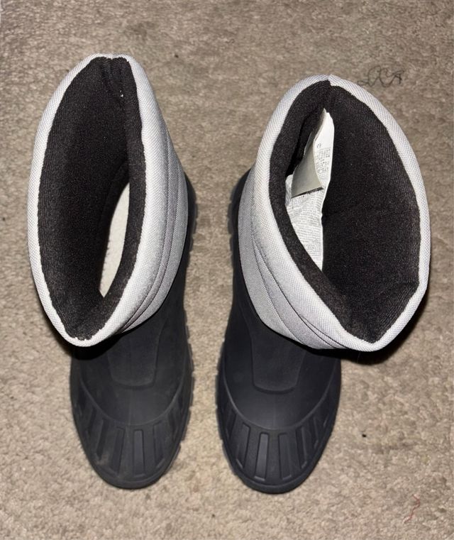 Botas de nieve impermeables grises y negras
