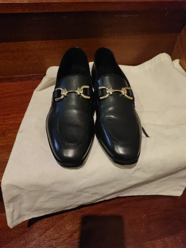 Mocasines Zara Negros con Hebilla Dorada
