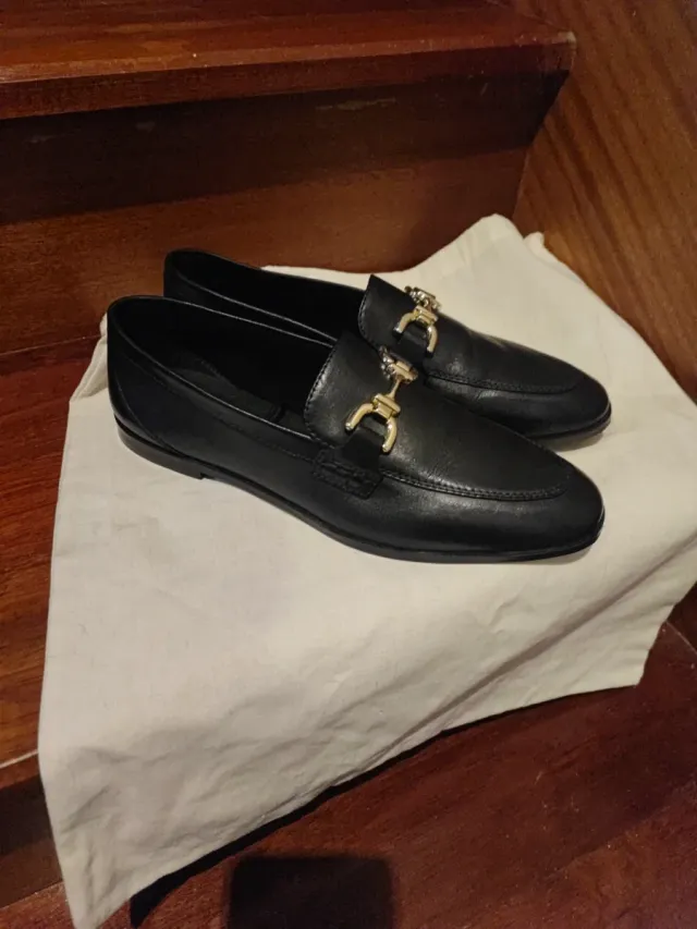 Mocasines Zara Negros con Hebilla Dorada