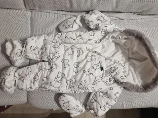 Buzo bebé 3-6 meses con manoplas y patucos