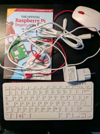 Raspberry Pi 400 con caja y libro