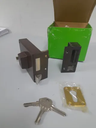 Cerradura sobreponer + caja + llaves