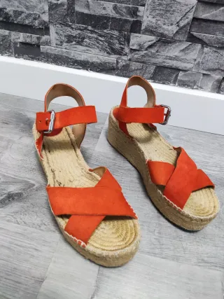 Sandalias cuña Bimba y Lola naranjas.