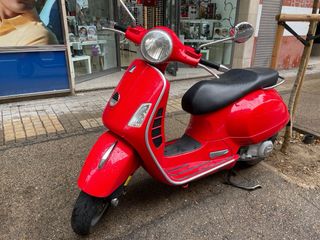 Vespa GTS 250 Roja