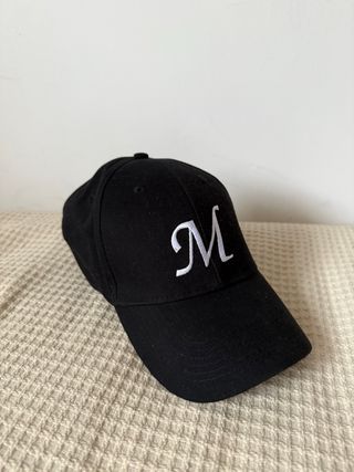 Gorra negra con letra M bordada