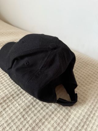 Gorra negra con letra M bordada