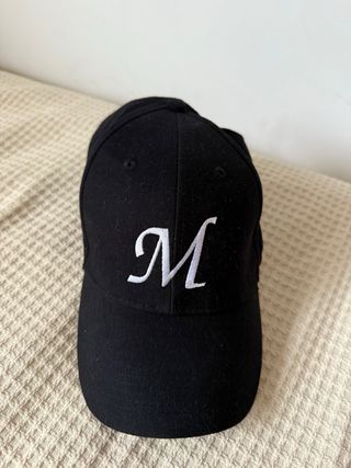 Gorra negra con letra M bordada