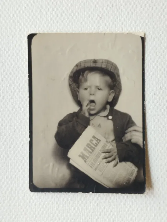 Foto Antigua Niño con Periódico MARCA
