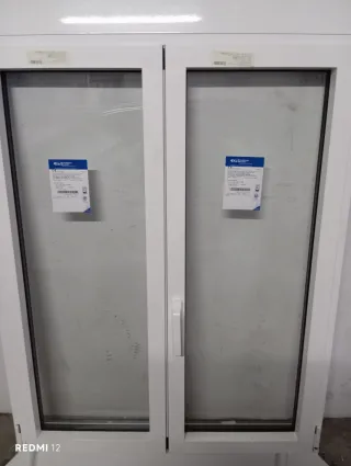 Ventana de aluminio blanca