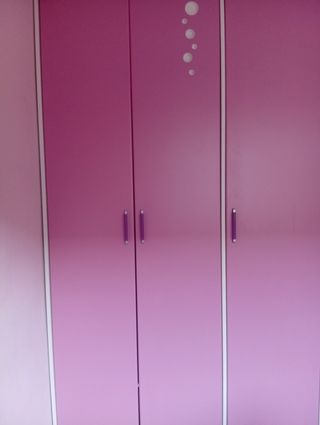 Armario infantil rosa con detalles blancos