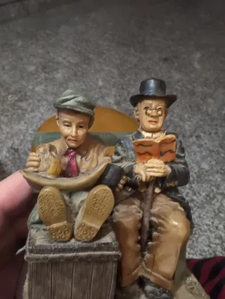 Figura de porcelana: Abuelo y nieto