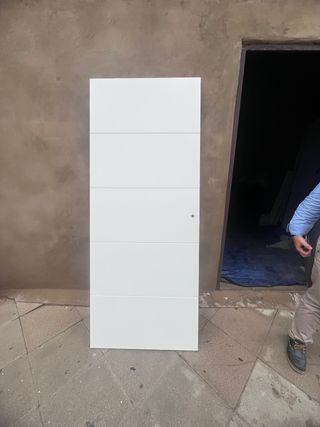 Puerta blanca moderna
