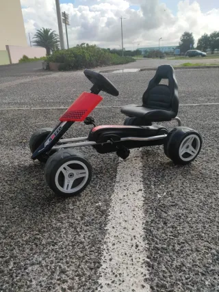 Carrinho de criança a pedais