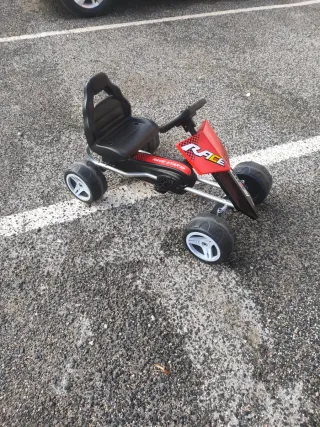 Carrinho de criança a pedais