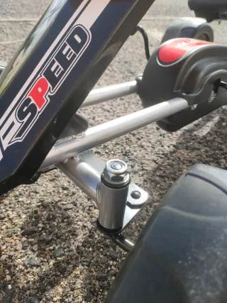 Carrinho de criança a pedais