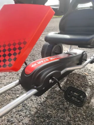 Carrinho de criança a pedais