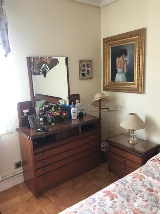 Habitación completa: Cama, mesitas, cómoda