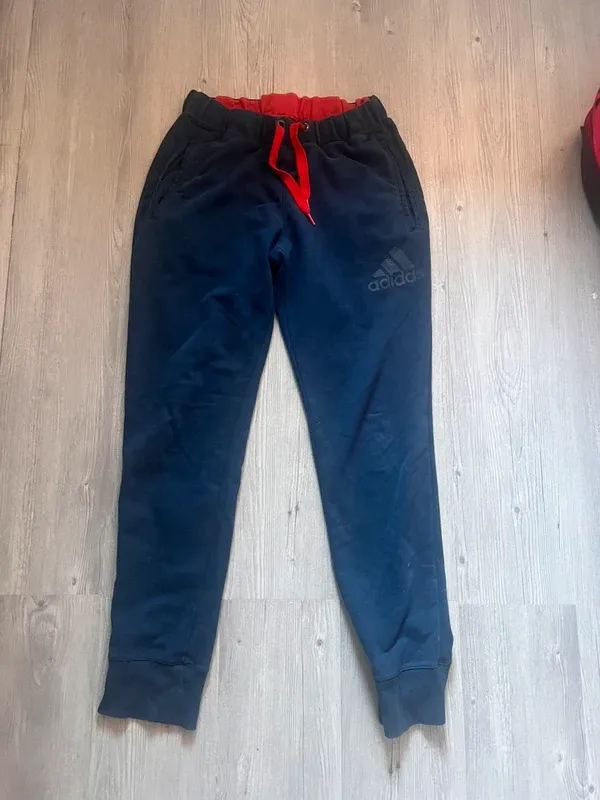 Pantalón chándal Adidas azul y rojo