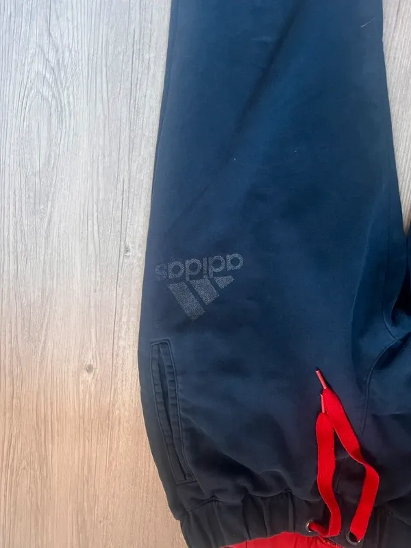 Pantalón chándal Adidas azul y rojo