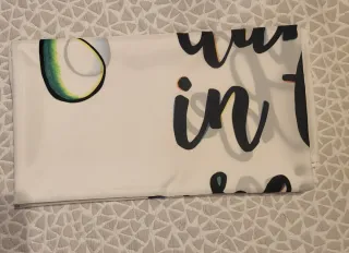 Cortina de ducha con gotas multicolor.