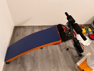 Panca addominali blu e arancione