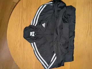 Chaqueta cortavientos Adidas negra
